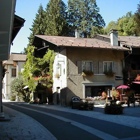 Апартаменты Recently Refurbished Walk To Village *
